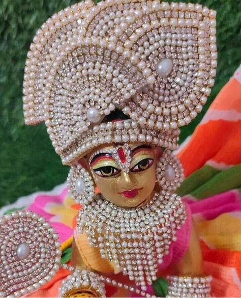 Laddu Gopal Necklace, Laddu Gopal Jewellery, Flower Wall Decor Diy, Traditional Mehndi Designs, Krishna Dress, Rakhi Making, Janmashtami Decoration, Mom Tattoo Designs, Laddu Gopal Dresses