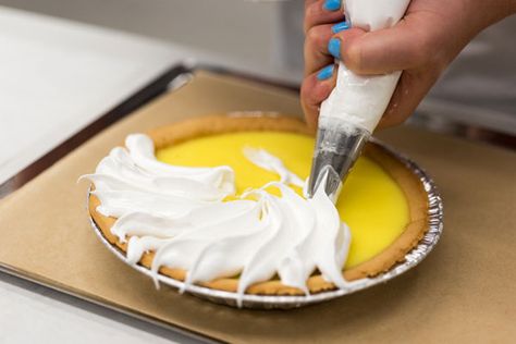 http://www.chicagomag.com/Chicago-Magazine/November-2016/Best-lemon-meringue-pie-recipe/ Meringue Pie Designs, Meringue Piping, Palmier Cookies, Piping Ideas, Best Lemon Meringue Pie, Life Of Pie, Pies Savory, Lemon Meringue Cheesecake, Pie Decoration