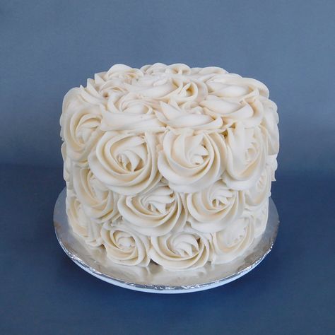 White Rossette Cakes Birthday, White Rose Cake Design, White Rose Cake Birthday, Roses Cake Design, White Cake With Roses, White Rose Cupcakes, White Roses Cake, White Smash Cake, White Rosette Cake