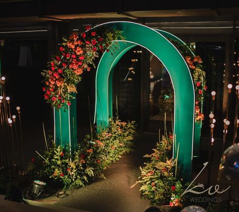 KV Designs & Decor (@kvdecorgoa) • Instagram photos and videos Emerald Wedding Theme, 15 Decorations, Couple Seating, Red Indian Wedding, Wedding Entry, Spring Window Display, Indian Wedding Stage, Entrance Arch, Events Decorations