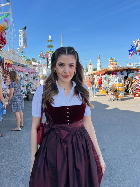 Schöne und einfach frisur zum Dirndl. Rotes samtdirndl #wiesn #oktoberfest #dirndl Dirndl Modern, Oktoberfest Hair, Fits 2023, Dirndl Outfit, Beauty Outfits, Oktoberfest Outfit, Fotos Ideas, Tumblr Outfits, September 17