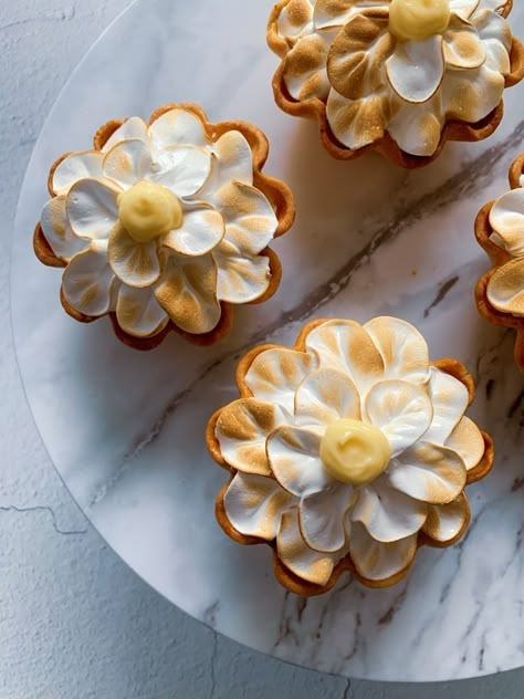 Flower Desserts Aesthetic, Dinner Ideas Special Occasion, Flower Shaped Desserts, Aesthetic Cupcake Ideas, Pretty Desserts Aesthetic, Flower Tarts, Mini Torte, Sweet Pastry, Pretty Dessert