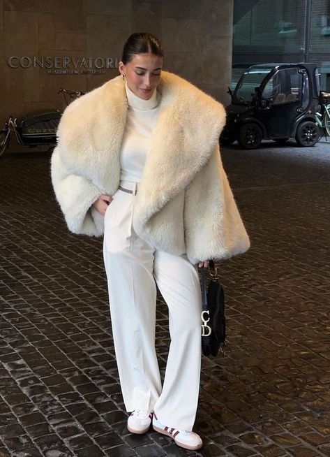 Fluffy Coat Outfit, White Fur Coat Outfit, Office Outfits Women Casual, Fur Coat Outfit, White Fur Coat, Office Casual Outfit, Professional Outfits Women, Business Outfits Women, Stylish Work Attire