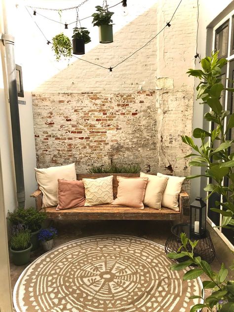 Inner Courtyard Garden, Garden Nook Ideas Small Patio, Tiny Courtyard Ideas Simple, Small Interior Courtyard Design, Small Garden Bench Ideas, Small Courtyards Ideas Outdoor, Outdoor Nook Ideas, Small Inner Courtyard, Patio Interior Pequeño