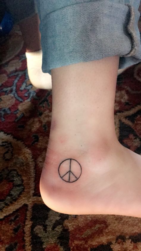 peace sign tattoo #ankletattoo Peace Sign Tattoo, Peace Sign Tattoos, Peace Tattoos, Hippie Tattoo, Sign Tattoo, Stick N Poke, Marquesan Tattoos, Temp Tattoo, Poke Tattoo