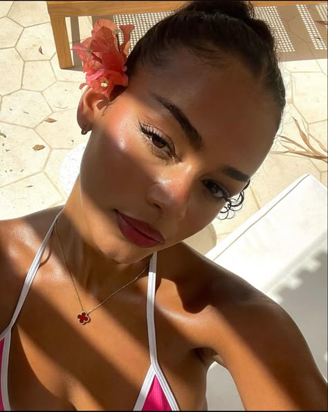 Beach Selfie Ideas, Thai Makeup, Model Lifestyle, Cooler Look, Island Girl, Summer Makeup, Pretty Selfies, Pretty Makeup, Cute Makeup