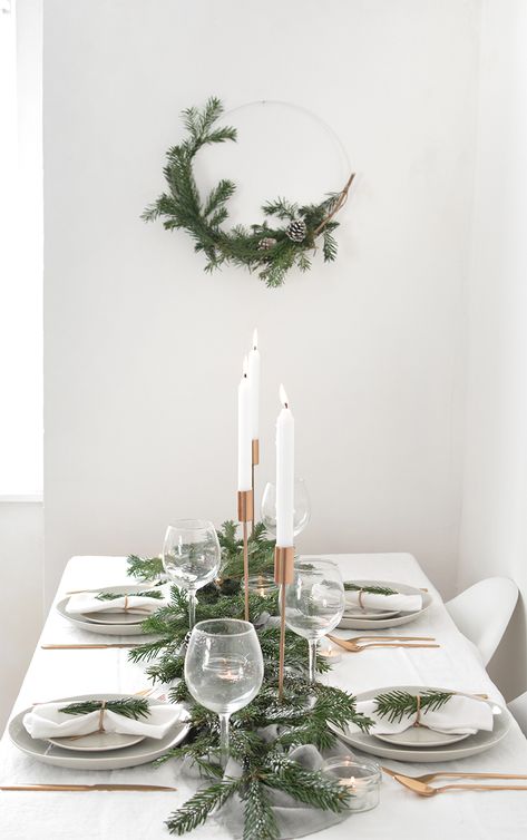 how to create a modern christmas tablescape Tablescape Christmas, Diy Christmas Table, Christmas Tablescape, Holiday Tablescapes, Christmas Inspo, Minimalist Christmas, Christmas Tablescapes, Simple Holidays, Christmas Table Settings