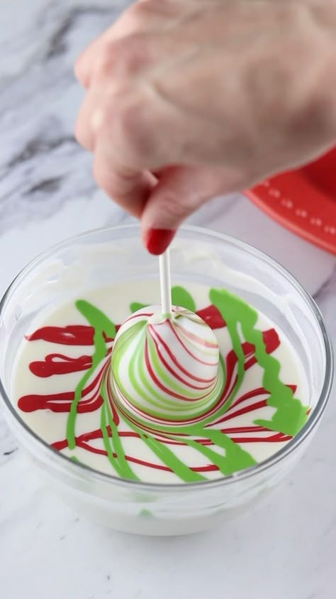 Little Debbie Christmas Tree Cake Pops 🎄🎄 How simple is this? You’ll only need 3 ingredients to make these festive cake pops!😍 Ingredients: -little Debbie Christmas tree cakes (one tree makes one cake pop roughly) -ghirardelli white chocolate wafers -oil based food coloring (optional) -lollipop sticks Place the Christmas tree cakes into a large bowl and blend until smooth. Scoop out balls of dough and place into the freezer until firm. Heat the chocolate wafers in the microwave for 30 seco Christmas Tree Cake Pops, Tree Cake Pops, Holiday Cake Pop, Cake Pop Recipe Easy, Little Debbie Christmas Tree, Christmas Tree Cakes, Cake Pop Decorating, Christmas Cake Pops, Easy Christmas Treats