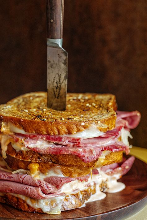 Gourmet Sandwiches Recipes, Homemade Russian Dressing, Classic Reuben Sandwich, Reuben Sandwich Recipe, Reuben Sandwich Classic, Herbed Butter, Russian Dressing, Grilled Bbq Chicken, Reuben Sandwich