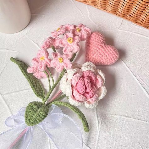 Crochet Business Ideas, Roses Au Crochet, Crochet Bouquets, Valentine's Day Crochet, Crochet Craft Fair, Cute Trinkets, Bouquet Crochet, Crochet Grid, Crochet Top Outfit