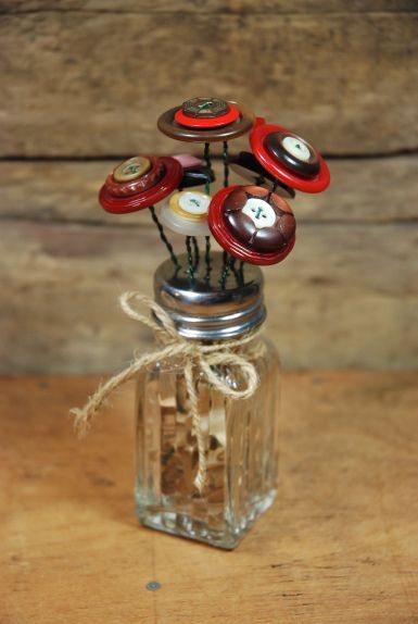 Dollar Store Salt Shakers + Vintage Buttons = Button Flower Bouquets | Eyeballs By Day, Crafts By Night | Bloglovin’ Shaker Craft, Primitive Diy, Buttons Crafts Diy, Button Creations, Button Craft, Salt Shakers, Button Bouquet, Diy Buttons, Primitive Decorating Country