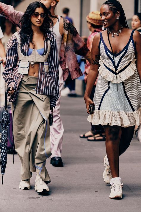 The Best Street Style at New York Fashion Week Spring 2023 London Fashion Week Street Style, New York Fashion Week Street Style, Nyfw Street Style, Copenhagen Fashion Week, Street Style Trends, Outfit Inspiration Fall, Spring Street Style, Street Style Inspiration, Cool Street Fashion