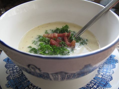 Mustard soup with bacon bits and parsley Mustard Soup, Soup With Bacon, Unique Pies, Cold Weather Food, Chicken And Wild Rice, Parmesan Sauce, Wild Rice Soup, Soup Kitchen, Trip To Paris