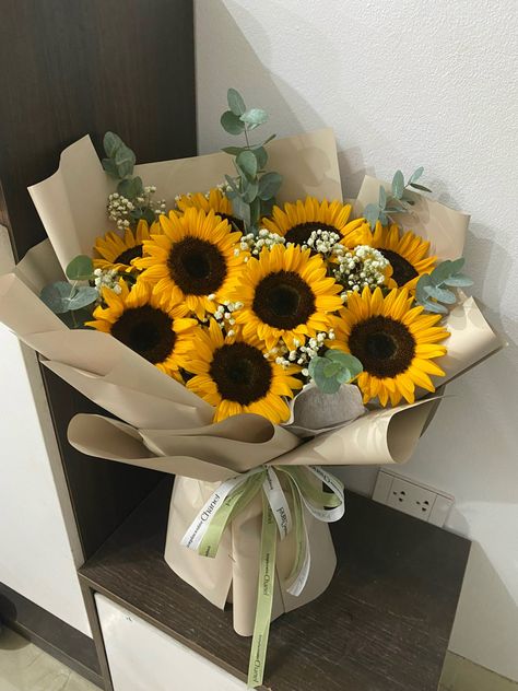 Simple Sunflower Bouquet Gift, Simple Sunflower Bouquet, Sunflower Bouquet Aesthetic, Flower Ramo, Flower Boquet, Sunflowers And Roses, Sunflower Bouquet, Mini Cakes Birthday, Flower Gift Ideas