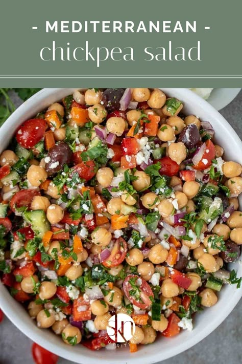 This Mediterranean chickpea salad with feta cheese is the best make-ahead salad! It's easy to make and filled with color and flavor. Salad Calories, Dinners Healthy, Mediterranean Chickpea, Recipes Mediterranean, Mediterranean Chickpea Salad, Make Ahead Salads, Feta Cheese Salad, Chickpea Salad Recipes, Pea Salad