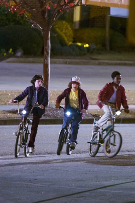 Mike, Lucas and Dustin on bikes, Stranger Things Stranger Things Bike Aesthetic, Stranger Things Aesthetic Photos, Stranger Things Visualization Shifting, Strangers Things Aesthetic, Stranger Things Shifting Visuals, Stranger Things Summer Aesthetic, Stranger Things 3 Aesthetic, Stranger Things Visuals, Shifting To Stranger Things