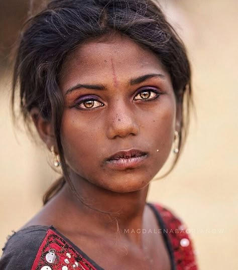 Indian People, Photographie Portrait Inspiration, Street Portrait, Unique Faces, Indian Woman, 수채화 그림, People Of The World, Portrait Inspiration, Interesting Faces