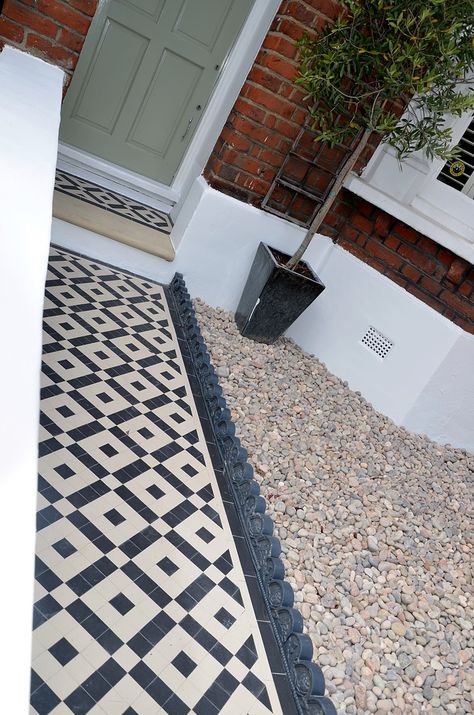 Plastered rendered front garden wall painted white metal wrought iron rail and gate victorian mosaic tile path in black and white scottish pebbles York stone balham london Small Terrace House Front Garden, Garden Ideas Terraced House, Terraced House Front Garden, Small Terraced House, Front Garden Path, Victorian Front Garden, Black And White Mosaic, Terrace Interior, Front Path