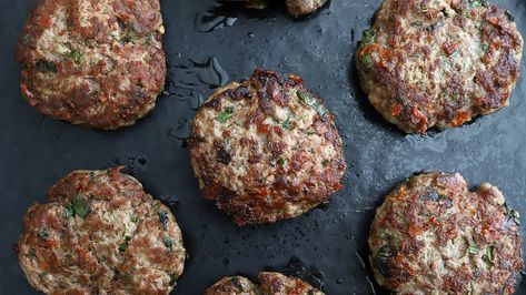 MINI BURGER PATTIES — COFFEE AND CHAMPAGNE Burger Meat, Burger Night, Healthy Ground Beef, Mini Burgers, Slider Buns, Food Scale, Beef Patty, Most Popular Recipes, Fresh Rosemary