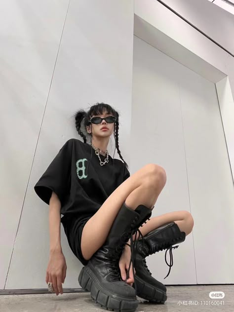 Techno Outfit, Rave Fits, Photography Posing Guide, Fashion Photography Poses, Cool Poses, Instagram Photo Inspiration, Tomboy Fashion, Portrait Poses, Female Poses