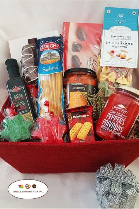 Holiday Gift Basket with Pasta, sauce, cookies and chocolate Pasta Basket Ideas, Cooking Gift Basket Ideas, Pasta Gift Basket, Cooking Gift Basket, Cooking Gifts Basket, Dinner Gift Basket, Kitchen Gift Baskets, Pasta Gifts, Creative Gift Baskets