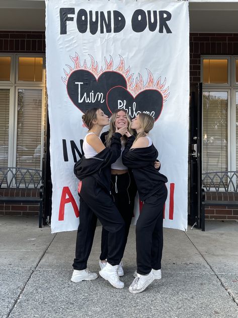 Big Little Banner Sorority, Big Little Twins Reveal, Big Little Banner, Banner Painting, Picture Pose Ideas, Twins Posing, Alpha Phi Sorority, Sorority Poses, Big Little Sorority