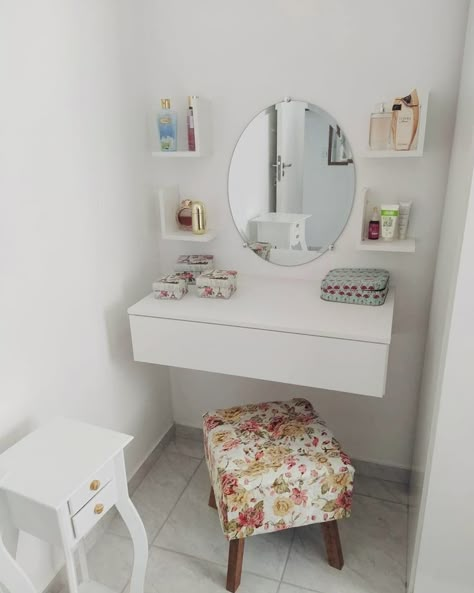 Simple Vanity Ideas Bedroom, Minimalist Room Ideas Small Spaces, Dressing Table Diy, Dressing Table Room, Small Bedroom Hacks, Simple Vanity, Simple Bedroom Decor, Simple Wall Decor, Dekorasi Kamar Tidur