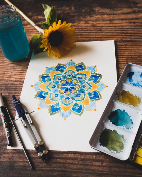 Painting an 8 point mandala using Windsor and Newton Watercolours. Watercolour Mandala, Diy Drawings, Mandala Watercolor, Happy Birthday Cards Handmade, Watercolor Mandala, Paint With Me, Me Design, Art Watercolour, Evil Eyes