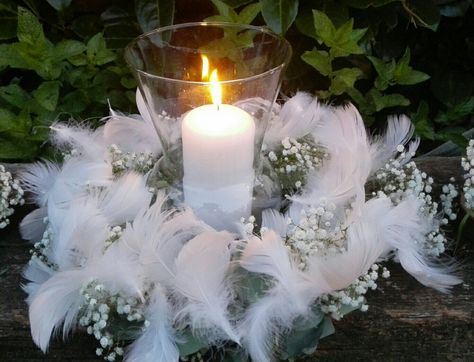 Feather Centerpiece Wedding, Feather Decorations, Indian Board, White Rose Centerpieces, Speakeasy Party, Playboy Mansion, Sweetheart Table Decor, Feather Centerpieces, Gala Ideas