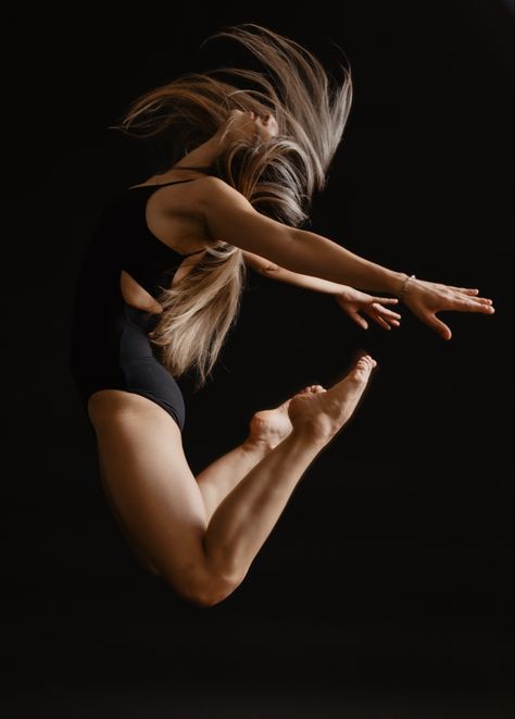 Dance Photography Jumps, Jump Dance Poses, Dance Jumps Photography, Dance Photoshoot Poses Jumps, Trampoline Photoshoot, Simple Dance Poses, Easy Dance Poses For Pictures, Jump Photography, Jumping Photography