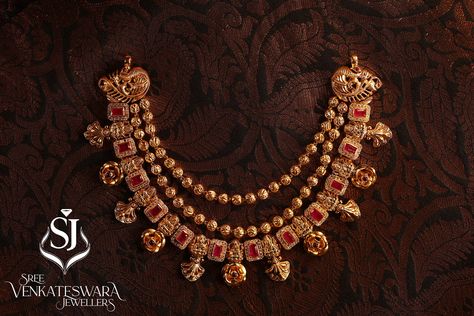 🤩Antique Gold Peacock designed Necklace with Pink stones. ✨SREE VENKATESWARA JEWELLERS✨ 𝟗𝟏𝟔 𝐁𝐈𝐒 𝐇𝐀𝐋𝐋𝐌𝐀𝐑𝐊𝐄𝐃 𝐉𝐄𝐖𝐄𝐋𝐋𝐄𝐑𝐘 👉No. 82, N.S.C. Bose Road, Chennai - 600079. (Opp. to Kandhakottam Subramanya Swamy Temple) For more queries!!! 📞Call: +919360337806 #weddingjewellery #WeddingJewelleryset #jewellerydesign #antiquegoldjewellery #PinkStones #necklace #bridalnecklace Subramanya Swamy, White Stone Necklace, Venkateswara Swamy, Gold Peacock, Stone Necklace Set, Pink Stones, Jewellery Indian, Peacock Design, Bridal Jewellery Indian