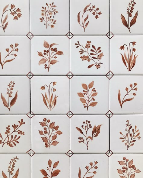 Celebrating simple, timeless browns in today’s post. Contrary to the pop of colour that our work usually has, a large number of kitchen tile projects that we do are in earthy, muted browns. Over the past few years, we’ve painted an incredible variety in just brown tiles, from delicate florals to playful, personalised tiles that tell you the family story! They all might be brown, but each custom tile project was unique in its own way! Swipe to see how different they all are :) Which of these d... Diy Delft Tile, Hand Painted Backsplash, Hand Painted Tiles Kitchen, Paint Tiles, Unique Tiles, Azulejos Tiles, Tile Artwork, Tiles Ideas, Painted Tiles