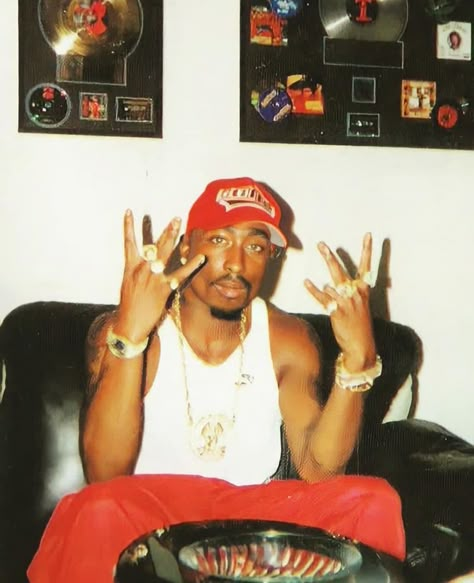 Tupac Outfits, Tupac Photos, 90s Rappers Aesthetic, 2pac Shakur, Tupac Wallpaper, Rappers Aesthetic, Rap Us, 90s Rappers, Tupac Pictures