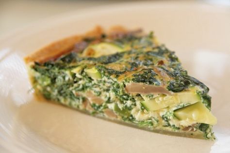 spinach, zucchini, & mushroom quiche Quiche Pie, Ham Quiche, Mushroom Quiche, Cheesy Spinach, Spinach Pie, Spinach Quiche, Cheese Quiche, How To Cook Mushrooms, Easy Cheesy