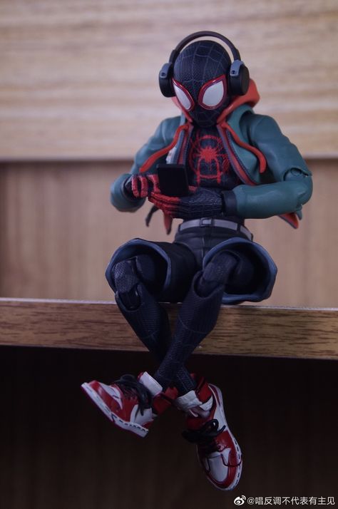 Sentinel Miles Morales, Spiderman Figurines, Spiderman Action Figure Poses, Action Figures Photography, Spiderman Figurine, Spiderman Poses, Spiderman Room, Spiderman Action Figure, Deadpool Action Figure