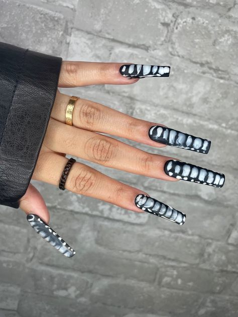 Crocodile Tip Nails, White And Black Crocodile Nails, Black Croc Nail Design, Crocodile Nails Tutorial, Crocodile Nails Black, Black French Crocodile Nails, Black Crocodile Nails, Black And White Crocodile Nails, Black Alligator Nails