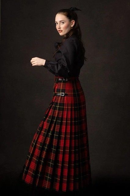 Scotland Traditional Clothes, Kilt Outfits Women, Looks Kate Middleton, Tartan Fashion, Kilt Outfits, Great Scot, Scottish Fashion, Tartan Skirt, Tartan Kilt