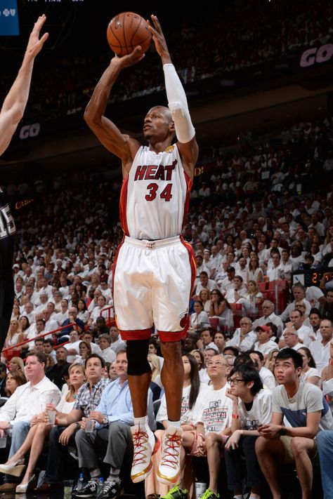 He Got Game, Ray Allen, Basketball Photography, Nba Legends, Basketball Pictures, Miami Heat, Nba, Basketball, Heat