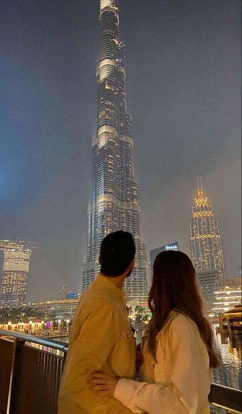 Dubai Picture Ideas, Dubai Couple, No Face Couple Photos, No Face Couple, Dubai Photoshoot, Honeymoon Pictures, Travel Pose, Dubai Holidays, Dubai Vacation