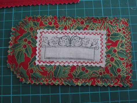 Fabric Gift Tags Christmas, Fabric Gift Tags Diy Scrap, Fabric Gift Tag, Patchwork Gifts To Make, Fabric Christmas Tags, Fabric Name Tags, Fabric Gift Tags Diy, Fabric Gift Tags, Fabric Twine