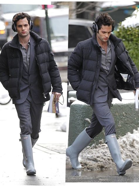 There is so much awesomeness to this look. Why can't Southeast Asia snow?! Puffer jacket over suit, finished with wellies and a mind-yer-own-biz attitude. Hunter Rubber Boots, Men In Boots, Celebrity Boots, Boots Outfit Men, Hunter Wellies, Casual Leather Jacket, Penn Badgley, Walking Outfits, Gq Style