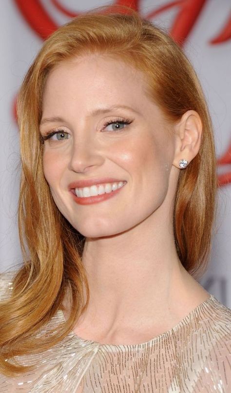 Spring Red Hair, Light Makeup Looks, Bright Red Lipstick, Red Carpet Hair, Spring Red, Ash Blonde Hair, Trendy Hairstyle, Popsugar Beauty, Actrices Hollywood