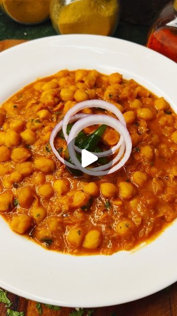 111 comments | Vembu Karthi on Instagram: "Easy SIDEDISH Recipe😋🤯
Ft. Simple channa masala💛

INGREDIENTS ✨
Soaked channa 2cup
Oil 3tbsp + 1tbsp
Cardamom 3
Cloves 4
Bay leaf 1
Cinamon 1inch
Onion 3
Tomato 2
Cashews 19
GG paste 1tbsp
Chillipowder 1tspn
Coriander powder 1.5tspn
Garam masala/Channa masala 3/4tspn
Sugar 1tspn 
Kasurimethi 1/2tspn
Greenchilly 1
Water
Salt
Coriander leaves

Simple ahh oru sidedish READY🫶🏻
Njoyy karo i sayy😂🙌🏻

Do follow @ammavukaaga
Do follow @ammavukaaga
Do follow @ammavukaaga

#dinner #snacks #snack #eveningsnacks #channa #channamasala #masala #indiancurry #curry #indian #indianrecipes #food #foodie #foodasmr #eatingasmr #cookingasmr #foodblogger #chennai #chinese #roti #paratha #gobi #vegkurma #kurma #korma #vegrecipes #chole #cholemasala #happyme @amm Curry Channa Recipe, White Chana Recipe, Chan Masala, Chana Masala Recipe Easy, Channa Recipe, Easy Chana Masala Recipe, Vegan Chana Masala Recipe, Channa Masala For Chapathi, Chana Recipe