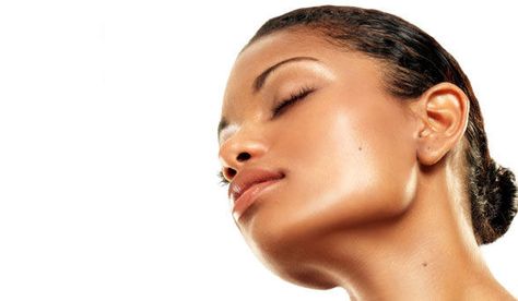 Mix one-part illuminator to two-parts foundation for skin that will quite literally radiate health. Oh, you glow-getter, you. Food For Dry Skin, Jawline Exercise, Double Chin Exercises, Chin Exercises, Double Menton, Homemade Moisturizer, Face Skincare, Makeup Tip, Face Exercises