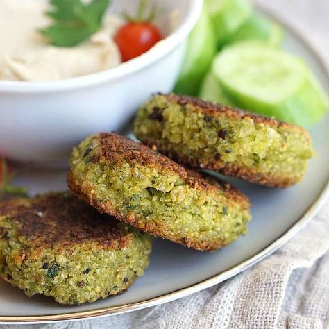 25+ Vegan Falafel Recipes for Chickpea Lovers - Falafel using canned or dried chickpeas, veggiefied falafel and many more meal ideas using falafel besides wraps and bowls! | ElephantasticVegan.com #vegan #falafel #recipes Baked Falafel Recipe, Vegan Falafel Recipe, Pet Cafe, Pan Pita, Baked Falafel, Falafel Recipe, Daniel Fast, Recipe Healthy, Vegetarian Recipes Easy