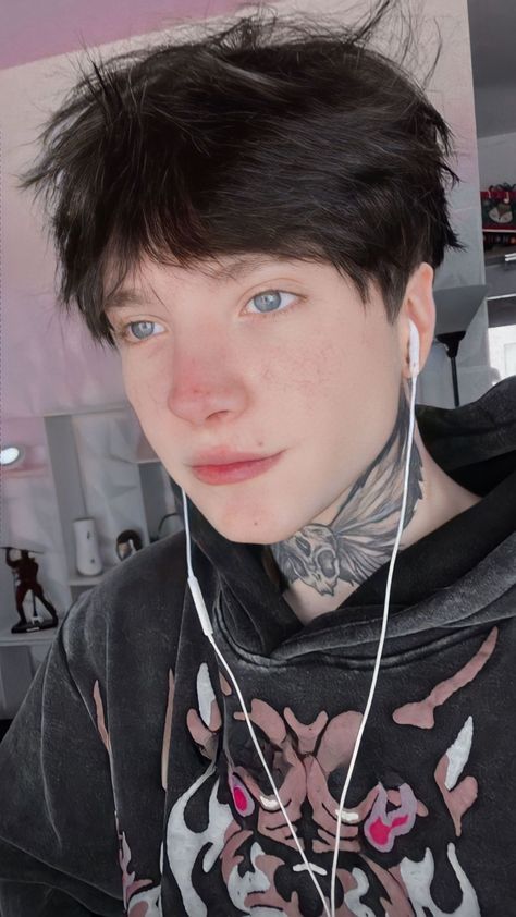 xcry Cry Streamer, Duff Mckagan, Baby Crying, The Duff, Glow Up?, Boyfriend Material, Min Yoongi, Cortes De Cabello Corto, Animal Crossing