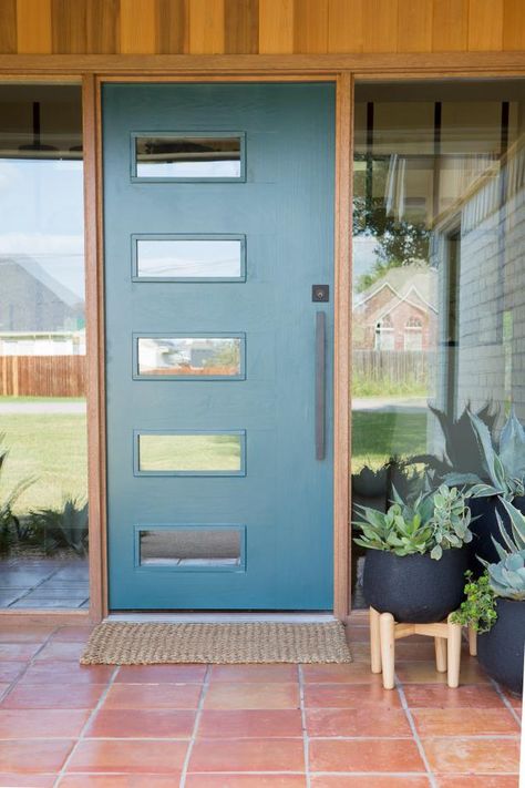 Mcm Palette, Midcentury Modern Exterior, Modern Front Porch Decor, Mid Century Modern Front Door, Exterior Front Door Colors, Mid Century Modern Door, Mid Century Modern Exterior, Mid Century Exterior, Blue Front Door