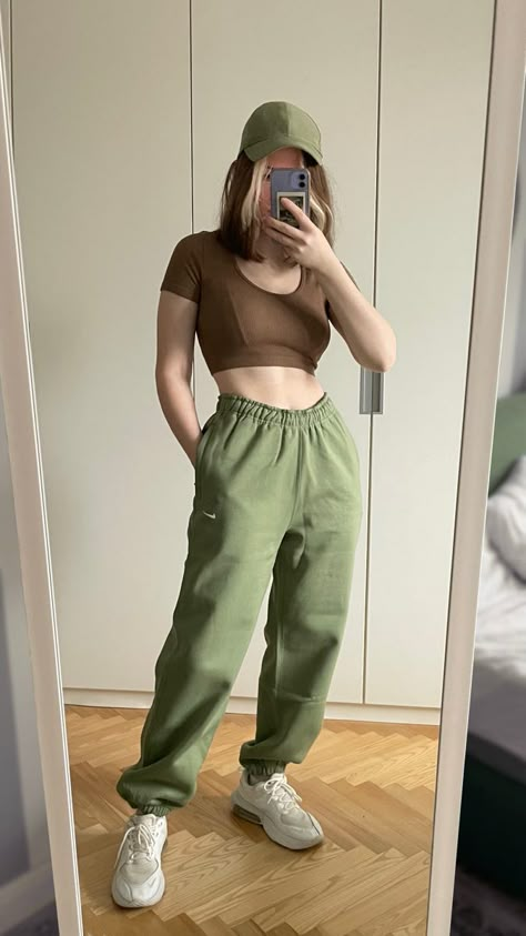 Sporty Aesthetic Outfit, Nike Sage Green, Green Joggers Outfit, Olive Jogger Pants, Green Pants Outfit, Jogger Pants Outfit, Sporty Pants, Mommy Outfits, Brown Crop Top