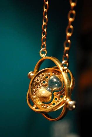 Timeturners are amazing devices....wish I had one Time Turner, Ravenclaw Aesthetic, Potter Aesthetic, Cute Harry Potter, Clock Icon, Harry Potter Ravenclaw, Harry Potter Images, Harry Potter Magic, Images Harry Potter