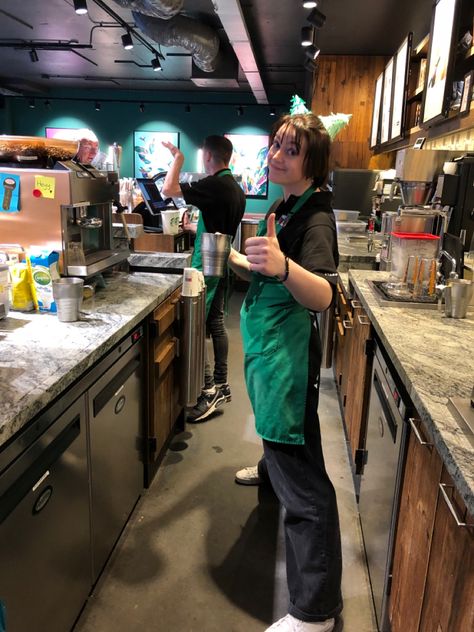 Barista Outfit Starbucks, Cafe Barista Outfit Aesthetic, Barista Astethic, Starbucks Employee Aesthetic, Barista Girl Aesthetic, Starbucks Job Aesthetic, Barista Aesthetic Female, Starbucks Worker Aesthetic, Starbucks Outfit Barista